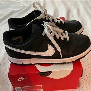 Nike dunk low. Size 6.5 kids 8 Womens